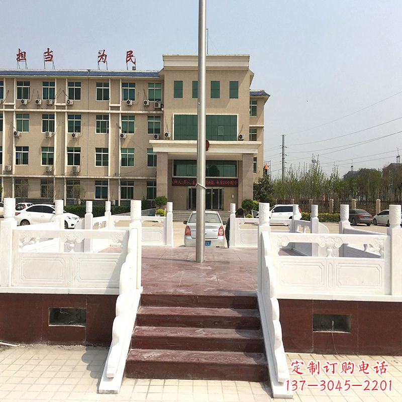 河南学校广场石雕升旗台