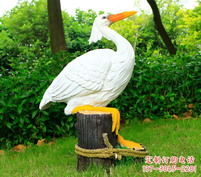 河南一男一女抱一只鸽子雕像
