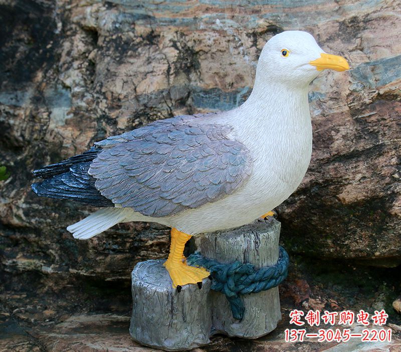 河南一手托鸽子 一手拿书本的雕塑像