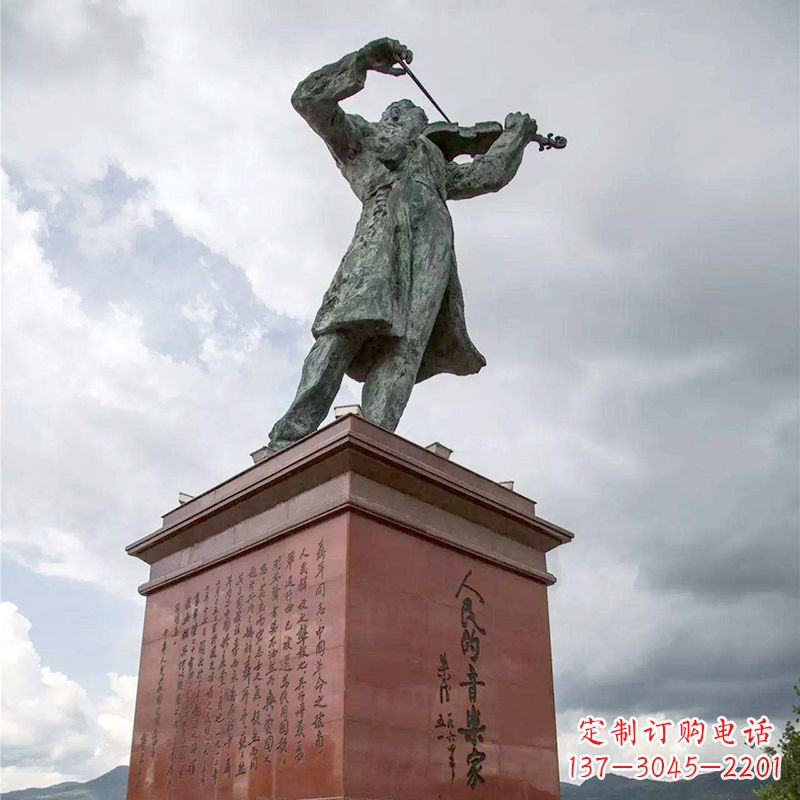 河南音乐家聂耳拉小提琴景观名人雕塑