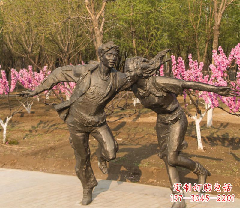 河南游玩的情侣铜雕