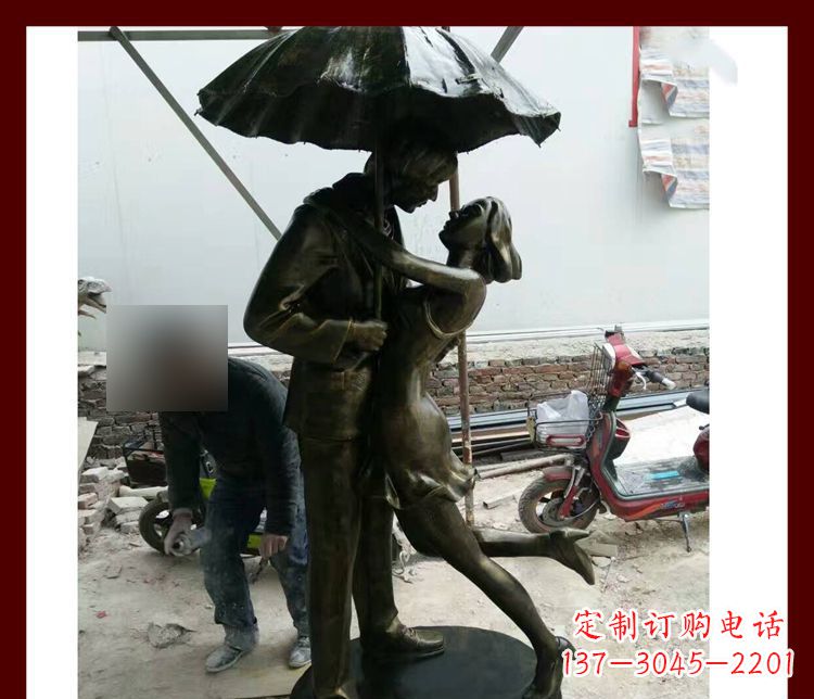 河南雨伞下拥抱的情侣铜雕