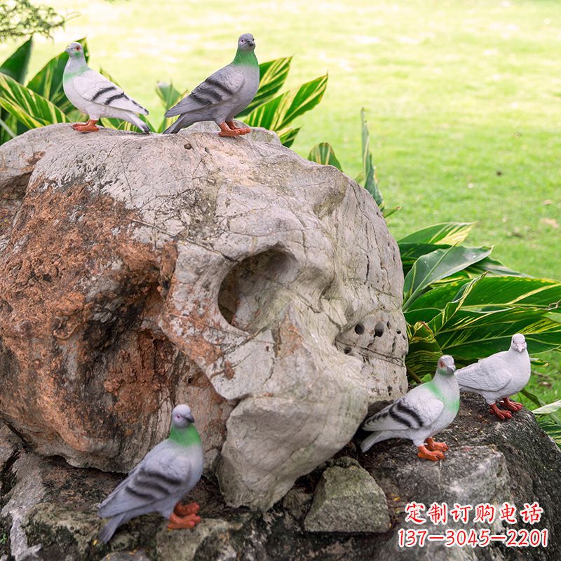 河南众人托着和平鸽雕塑