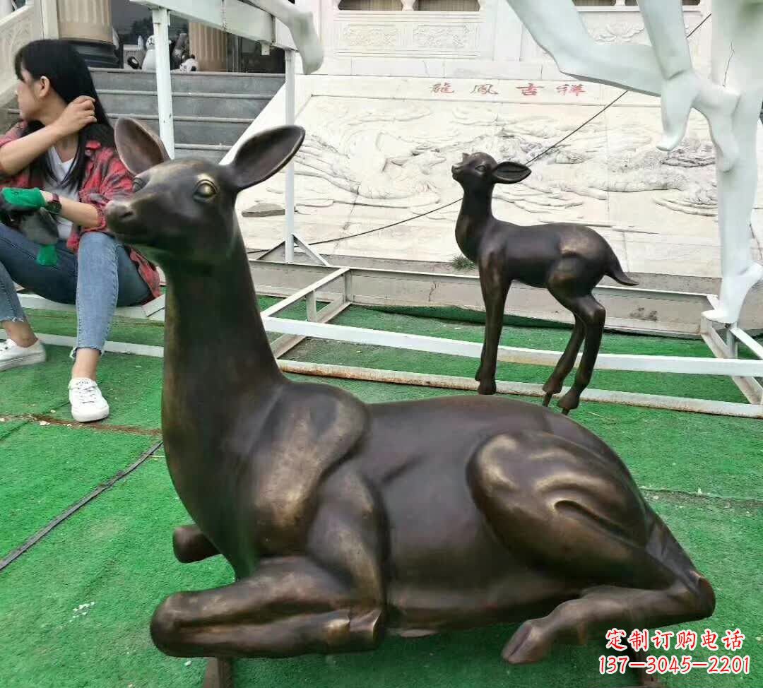 河南铸铜广场动物鹿雕塑