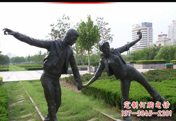 河南走铁轨的情侣铜雕