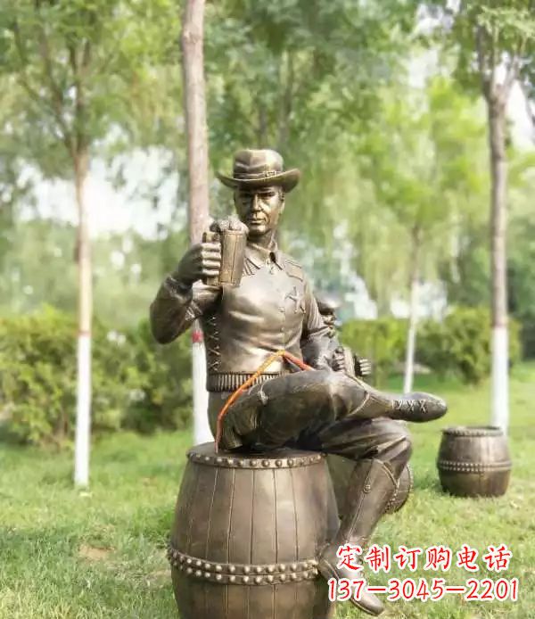 河南坐酒桶喝啤酒的牛仔铜雕